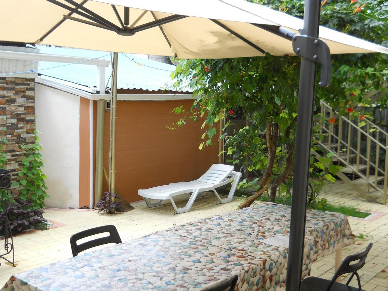 Hotel Добрый Лев Sochumi Exterior foto